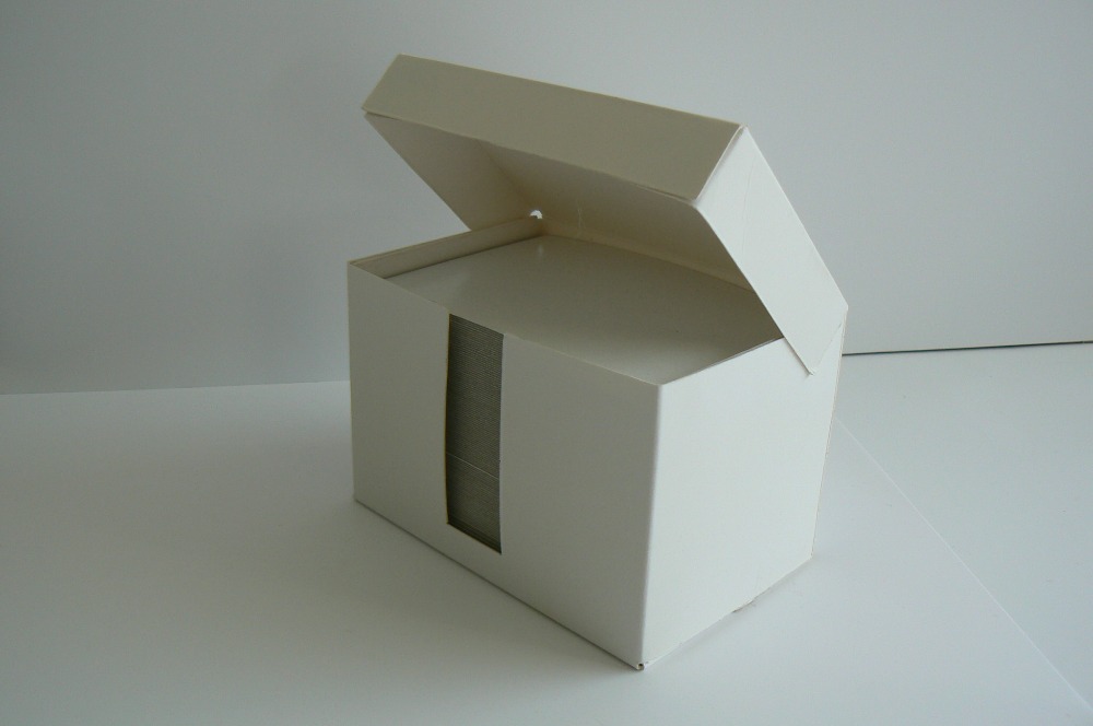 Box s papíry na poznámky